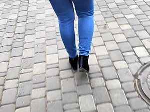 Big ass shaking girls in tight jeans1